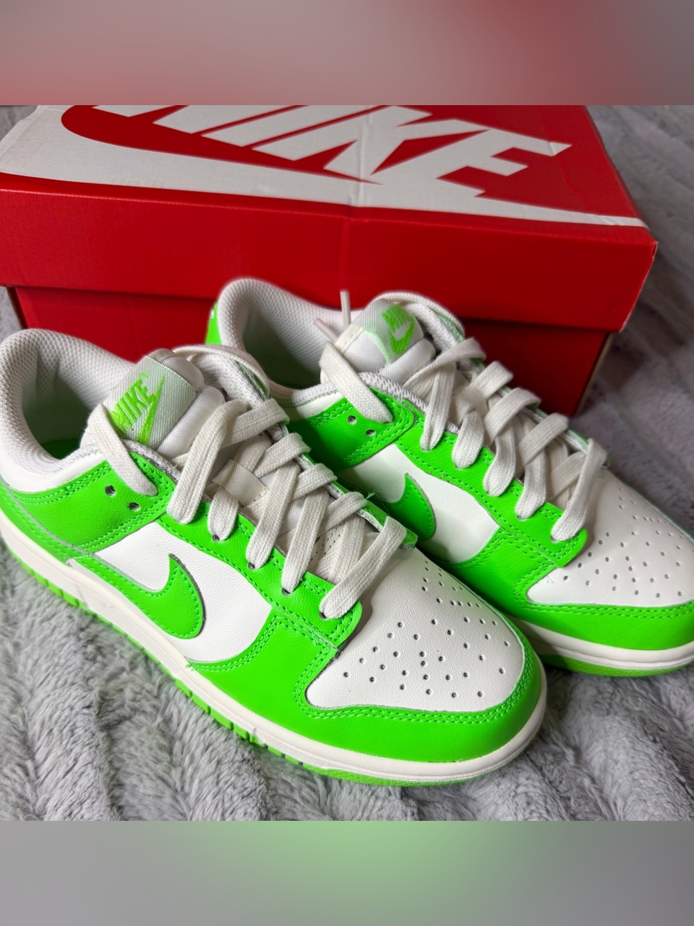 Nike Dunk Low "Green Strike" sneakers Women’s 6 - Picture 3 of 10